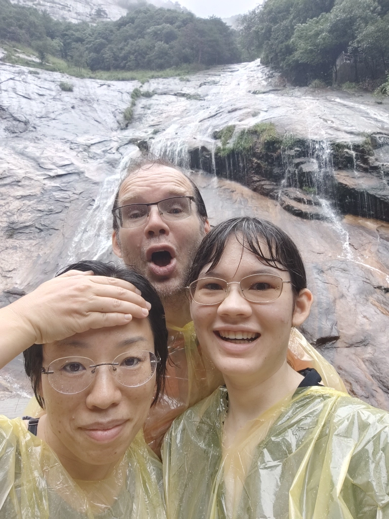 Matorina, Rong, Stefan von einem Wasserfall