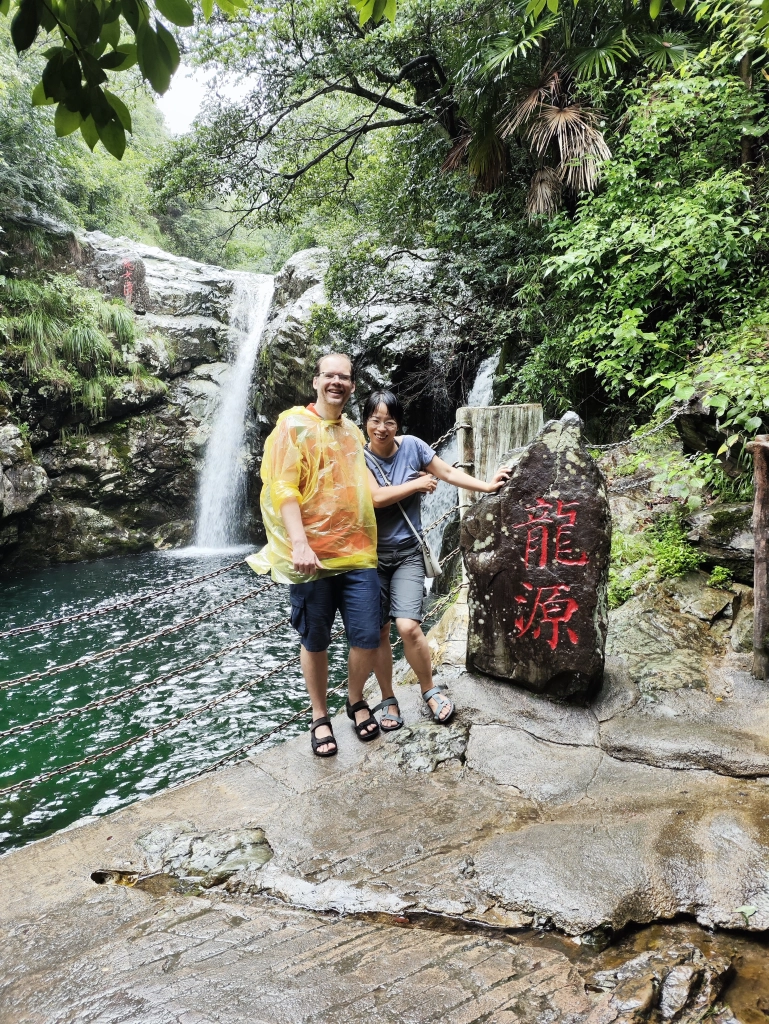 Rong und Stefan vor einem kleinen Wasserfall