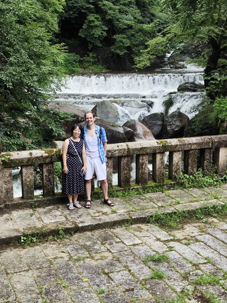 Huang Shan - Stefan und Rong auf einer Brücke über einen Bach