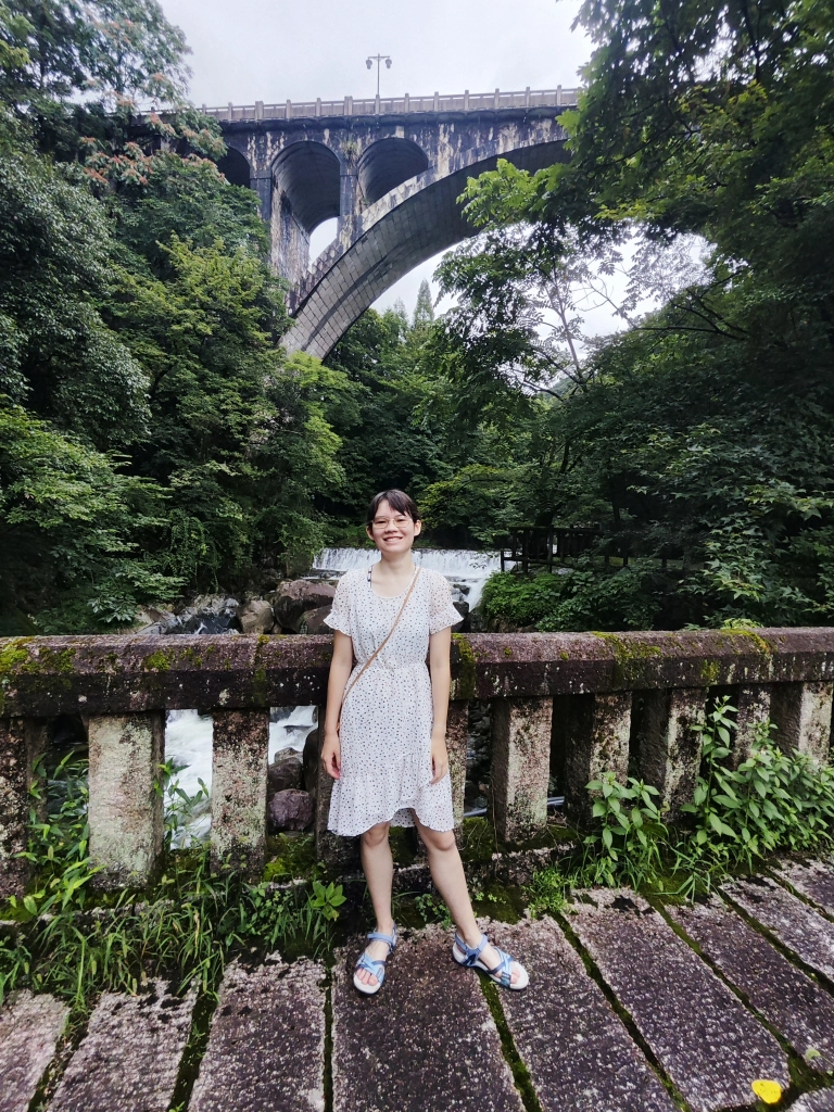 Huang Shan - Matorina auf einer Brücke über einen Bach