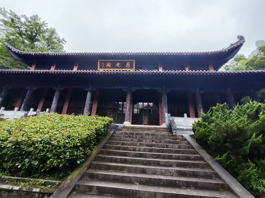 Tempel kur vor dem Eingang zum Park