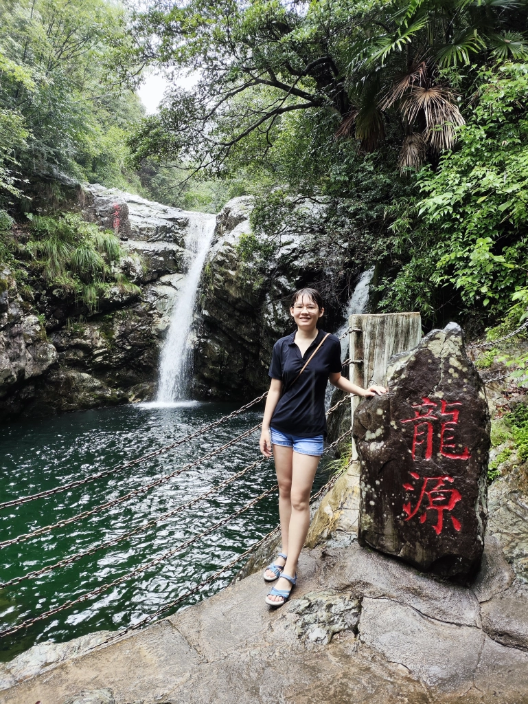 Matorina vor einem kleinem Wasserfall