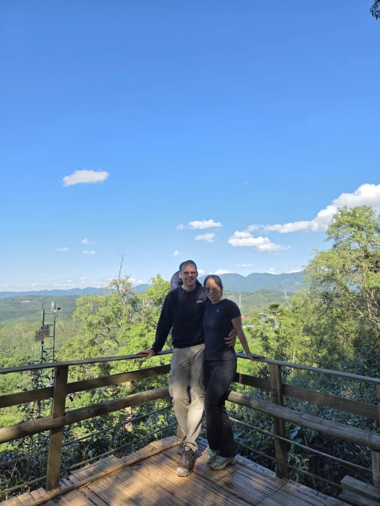 Rong und Stefan, im Hintergrund der Urwald