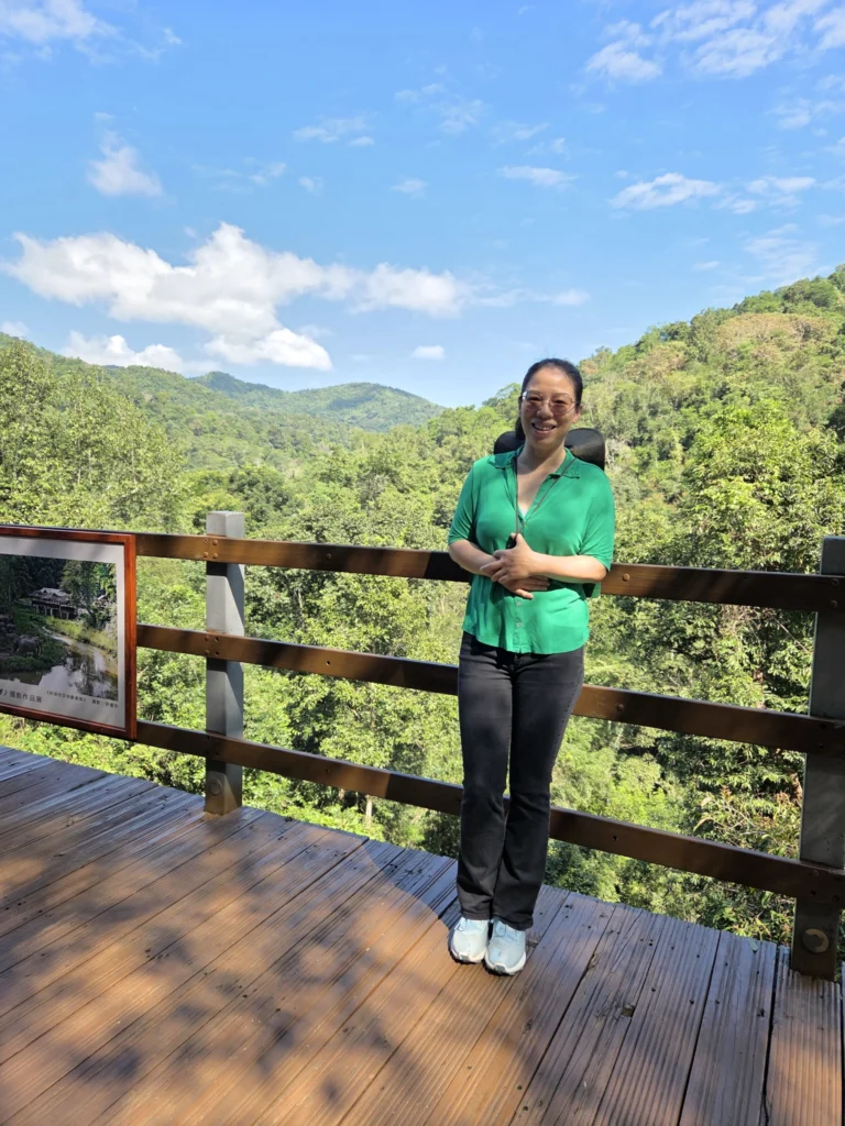 Rong mit dem Urwald im Hintergrund