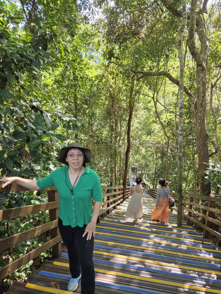 Rong auf einer Treppe im Urwald.