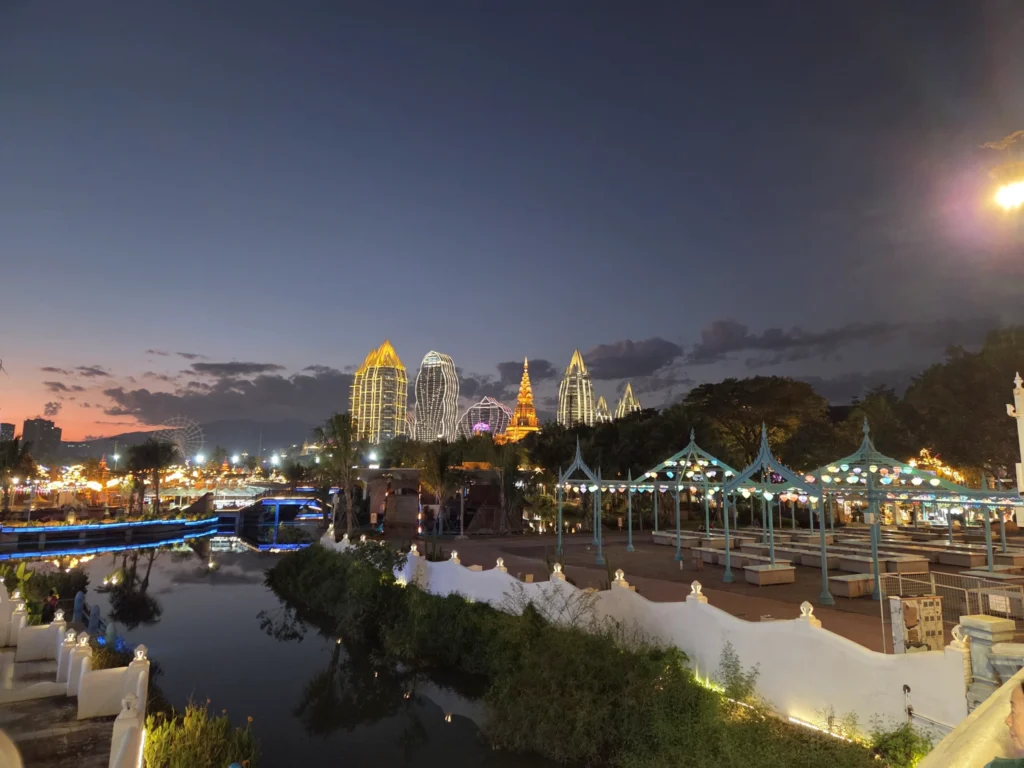 Blick auf die beleuchtete Stadt.
