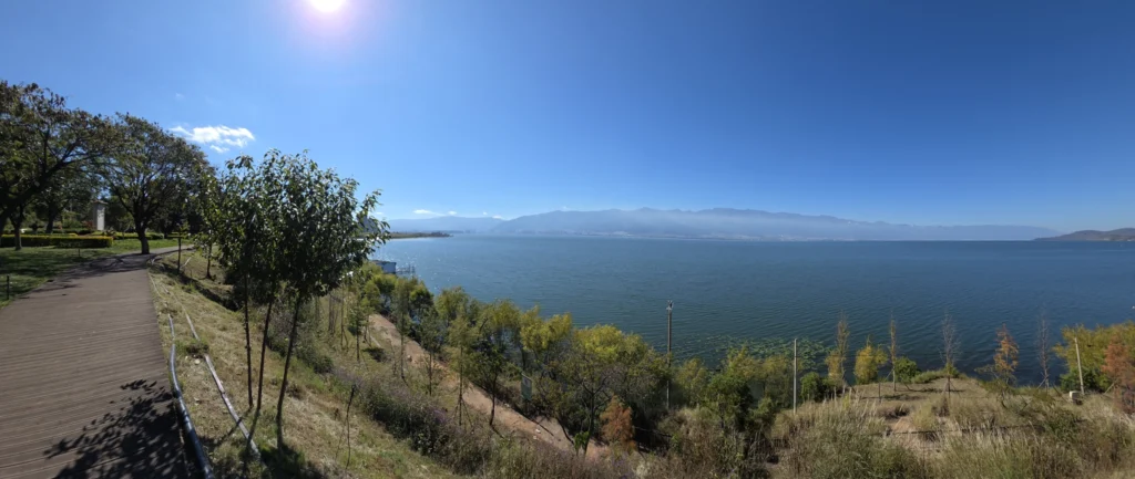 Blick  vom Stadtrand über den See auf das Cangshan Gebirge