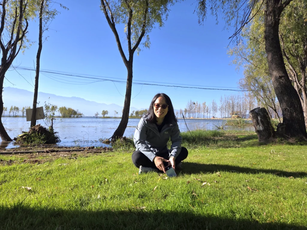 Rong sitz im Gras am See