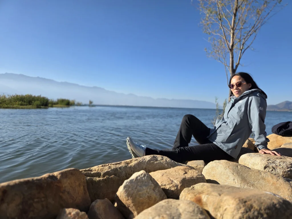 Rong entspannt am See mit Blick auf das Cangshan Gebirge