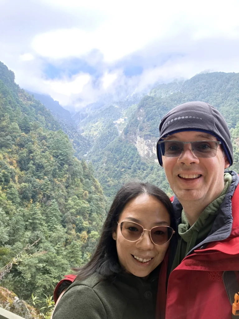 Rong und Stefan mit dem Gebirge im Hintergrund