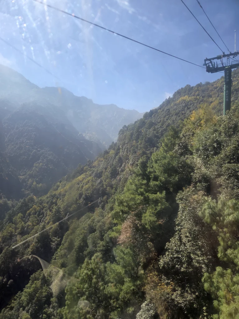 Blick auf die Seilbahnstrecke