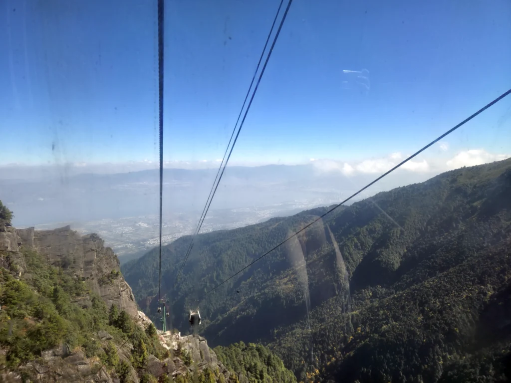 Blick auf die Seilbahnstrecke