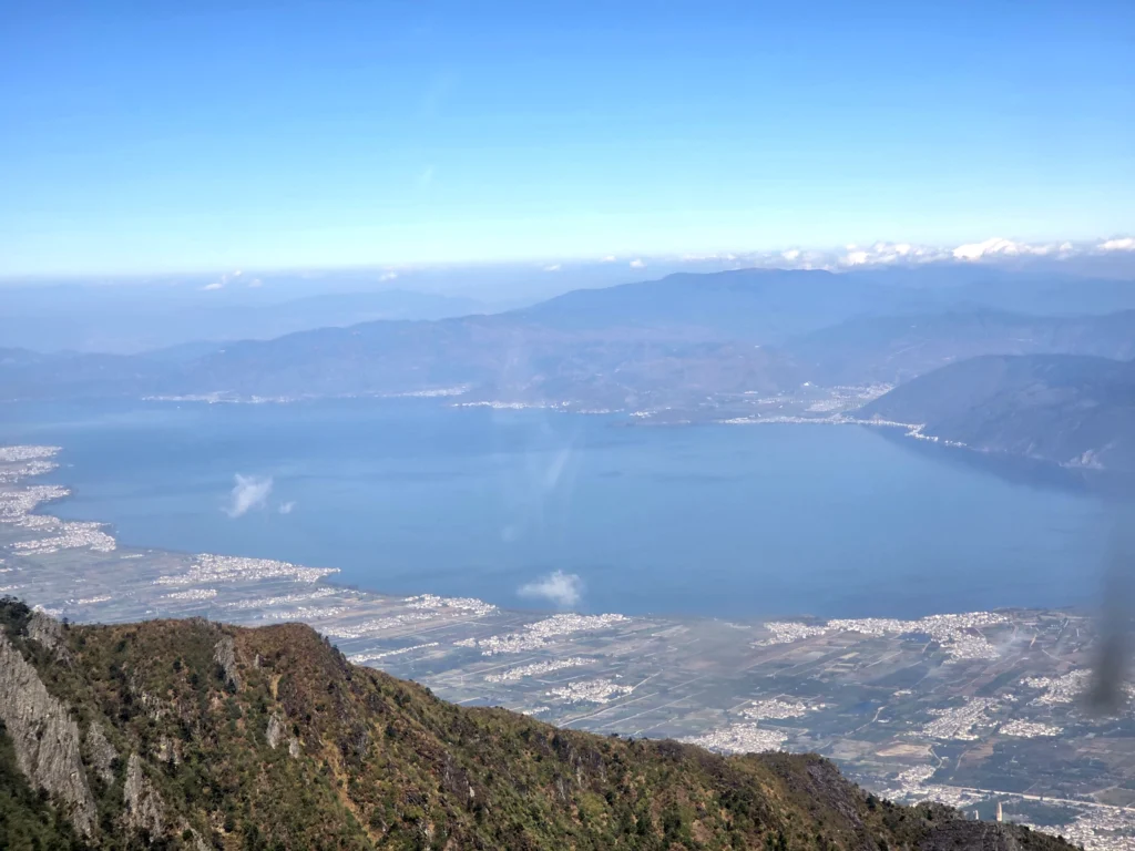 Blick vom Cangshan Gebirge auf die Region um Dali