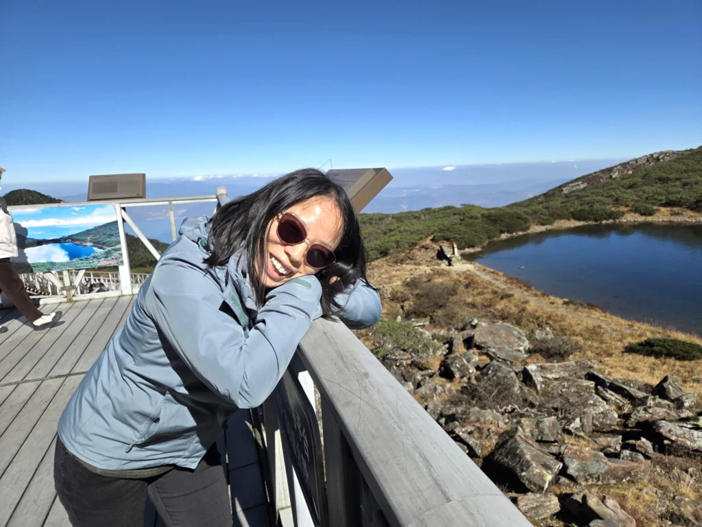 Rong mit einem See im Hintergrund.