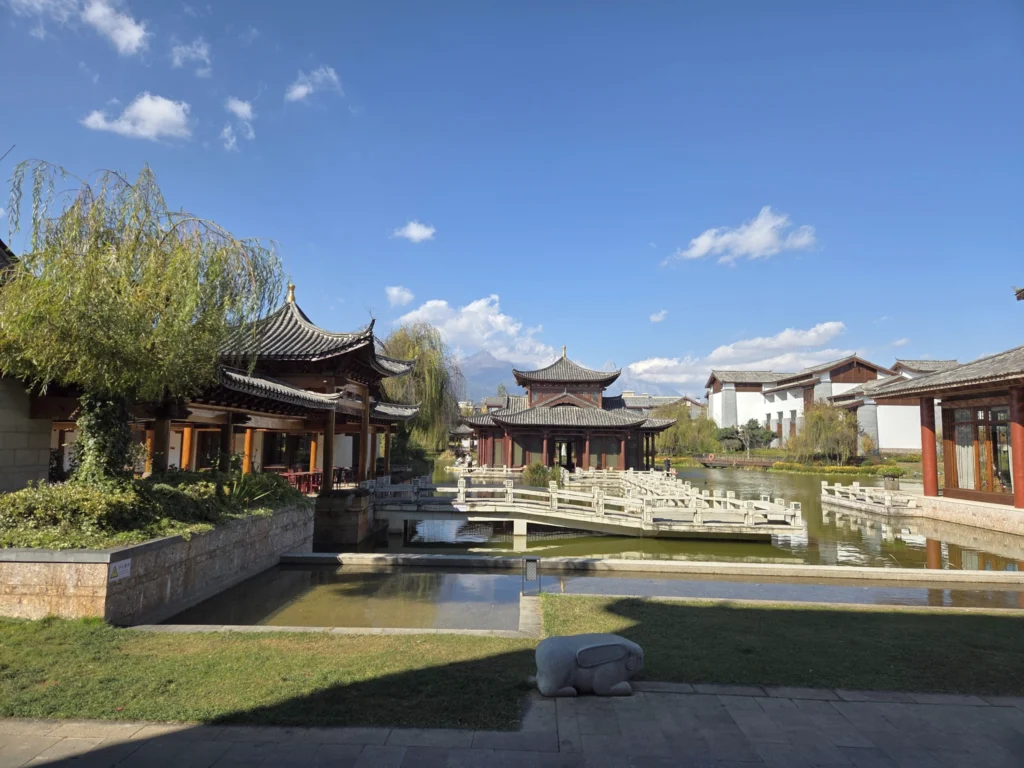 Blick auf den See der Hotelanalage