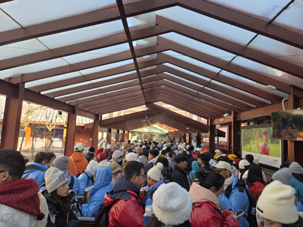 untere Seilbahnstation, man steht in der Schlange