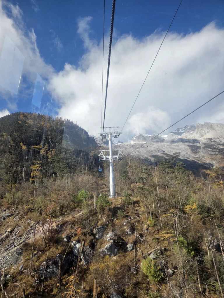 Blick entlang der Seilbahn in Richtung Spitze