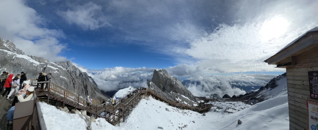 Blick auf die Treppen und Stege hinauf auf den Gipfek