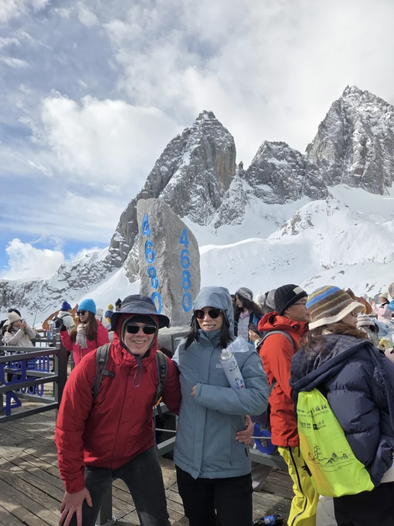 Rong und Stefan auf der Gipfelplattform mit dem Fels mit der Höhenangabe 4680 mNN