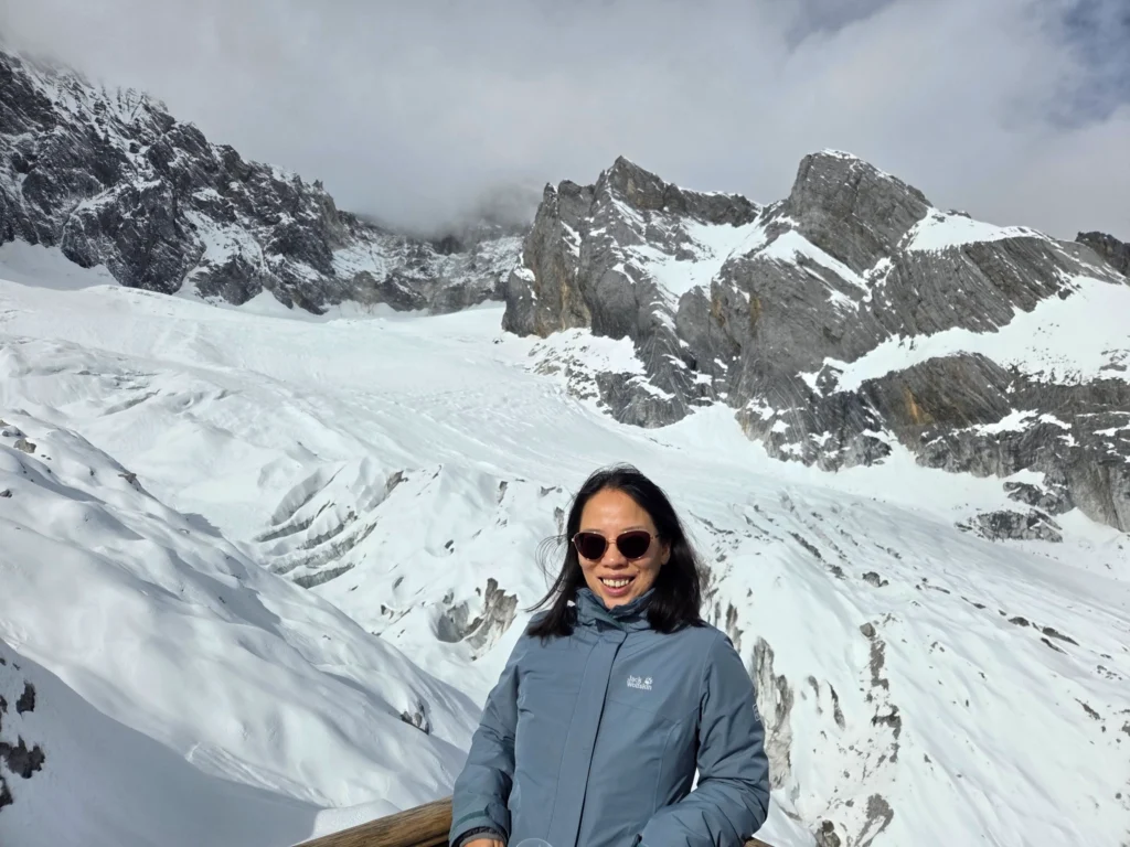 Rong mit Geburge im Hintergrund