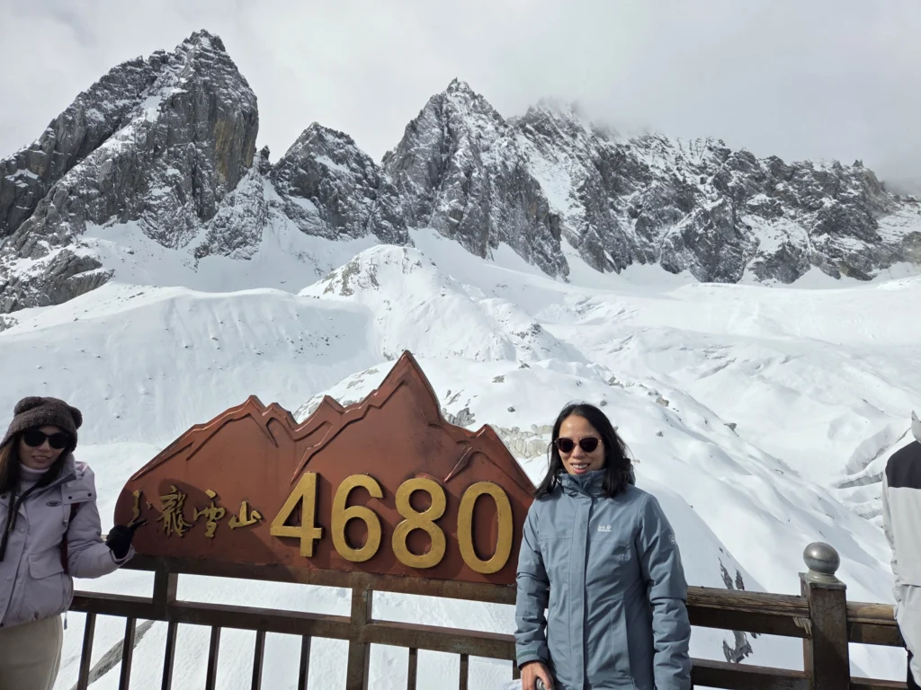 Rong, im Hintergrund ein Schild mit der Höhenangabe von 4680 mNN