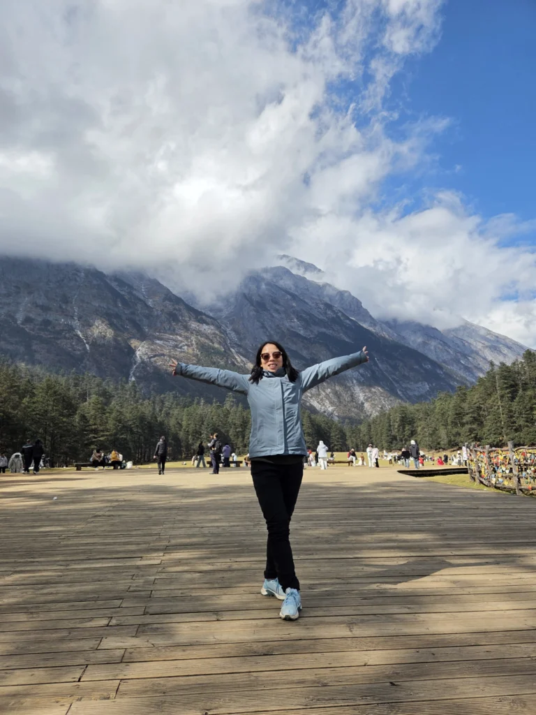 Rong mit Berge im Hintergrund