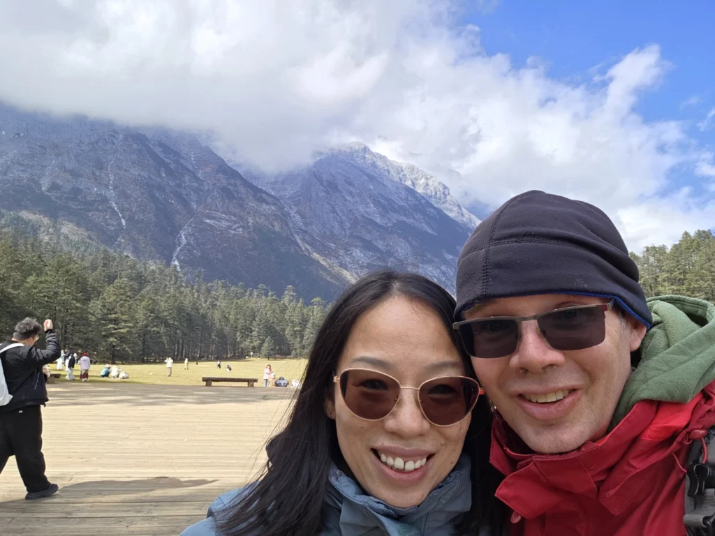 Rong und Stefan mit Berge im Hintergrund