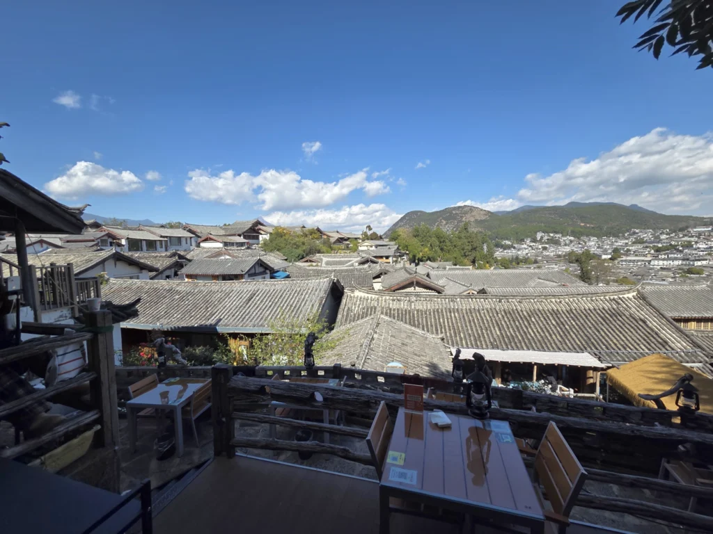 Blick vom Restaurant in der Altstadt von Lijang auf die Schneeberge