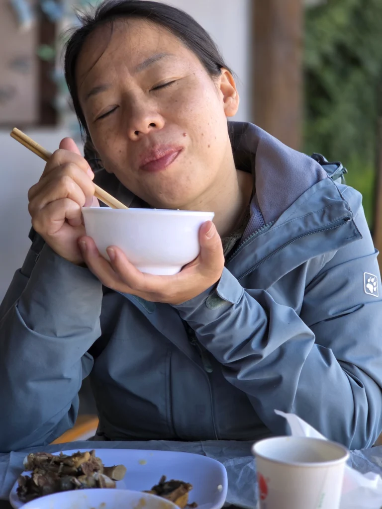 Rong genießt ihr Mittagessen