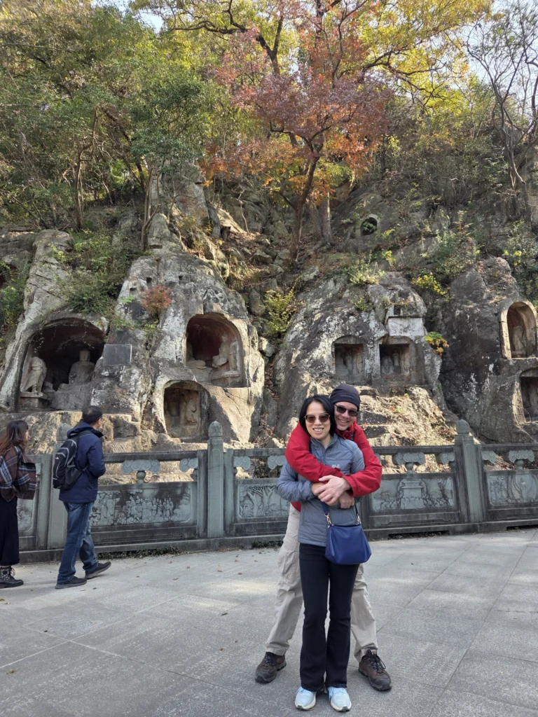 Rong und Stefan vor Resten von Figurenstandorten