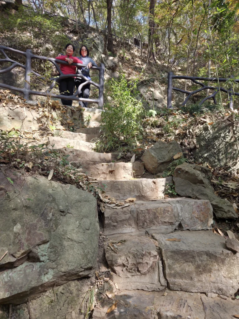 Rong und WangHong auf einer Treppe