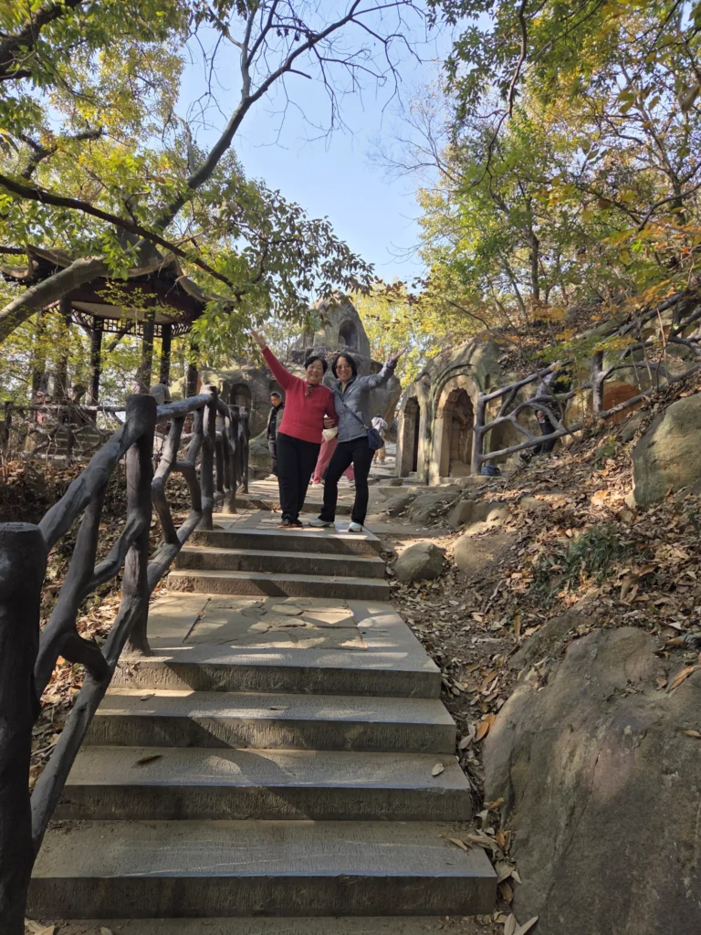Rong und WangHong auf einer Treppe