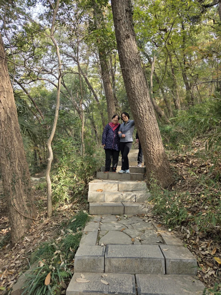 Rong und WangHong auf einer Treppe