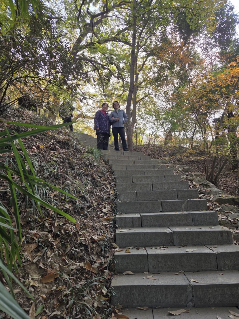 Rong und WangHong auf einer Treppe