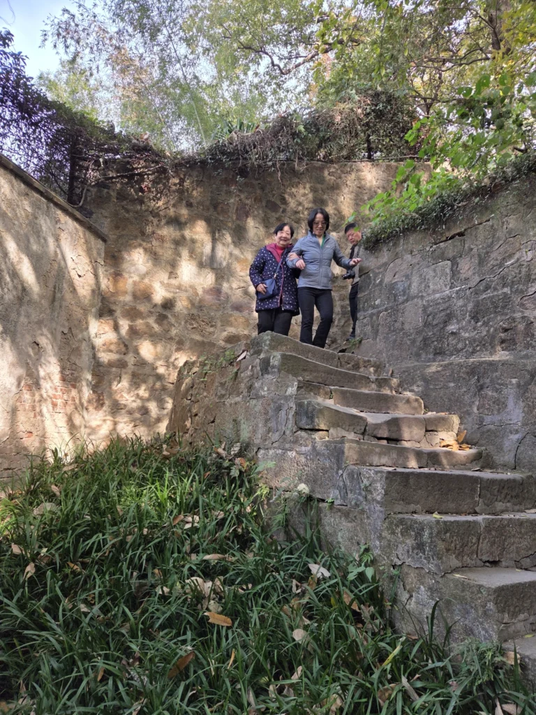 Rong und WangHong auf einer Treppe