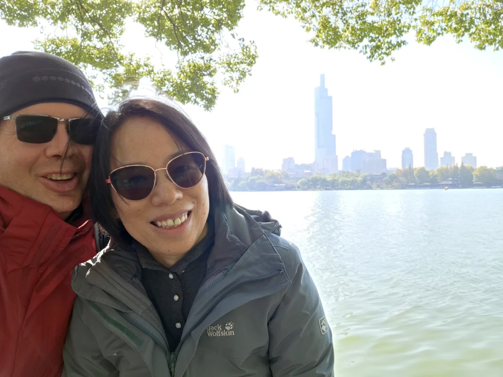 Rong und Stefan mit dem See und dem Hotel im Hintergrund