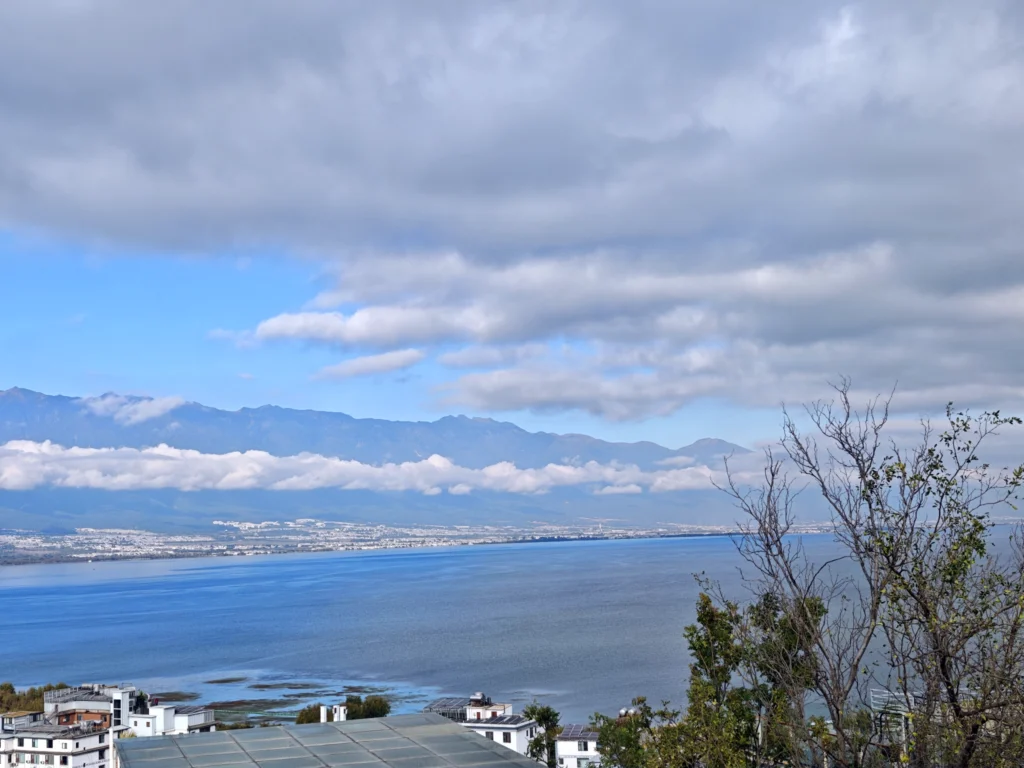 Blick  vom Hotel über den See auf das Cangshan Gebirge