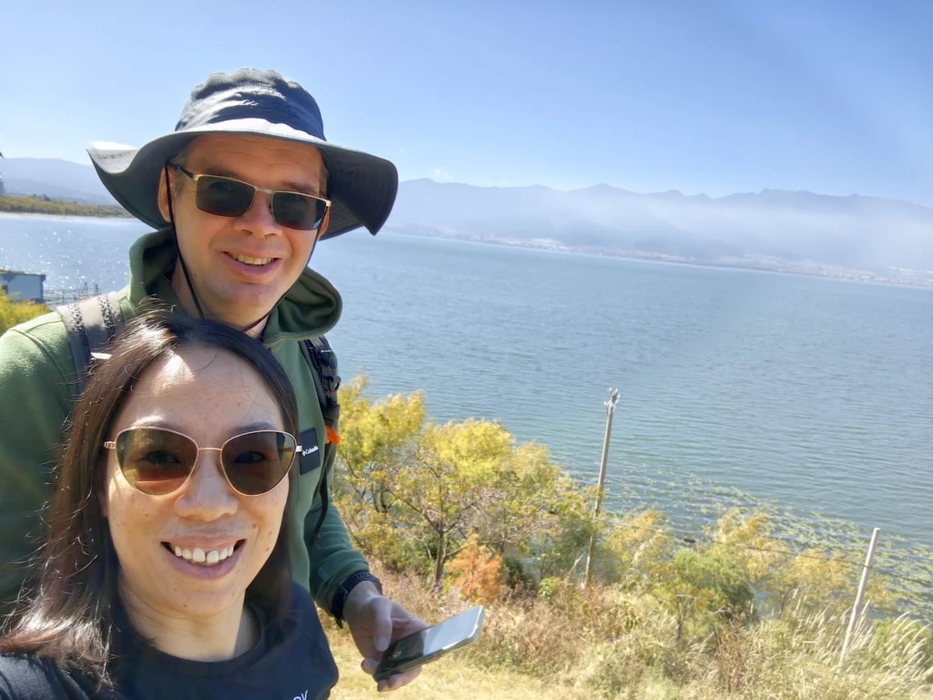Blick  vom Stadtrand über den See auf das Cangshan Gebirge