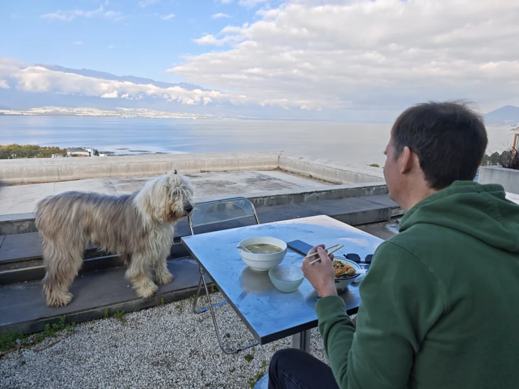 Stefan beim Frühstück auf der Dachterrasse vom Hotel