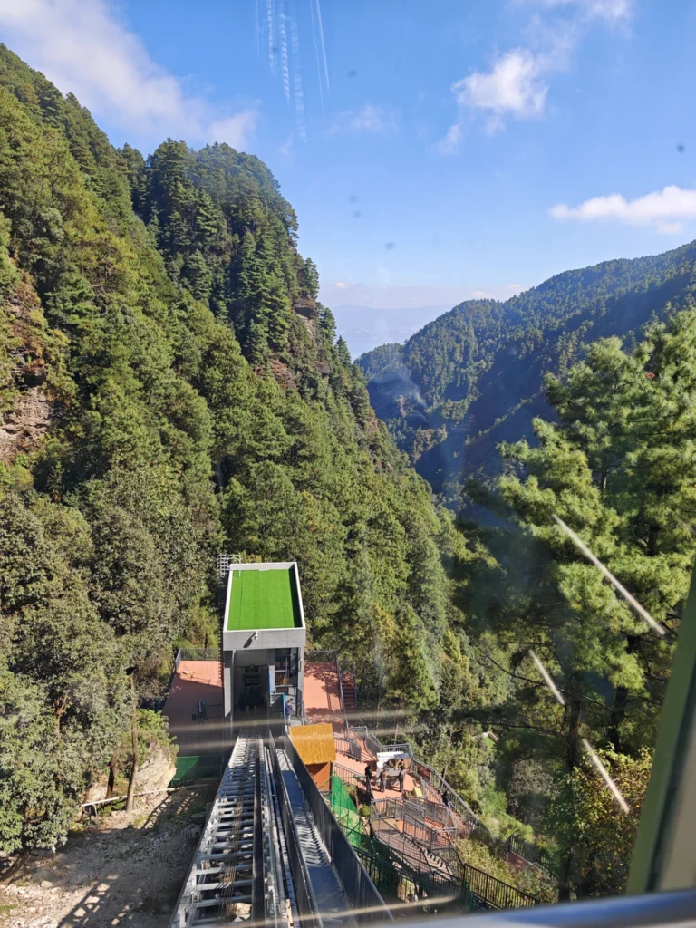 Schrägbahn als Anfahrt zur nächsten Seilbahn