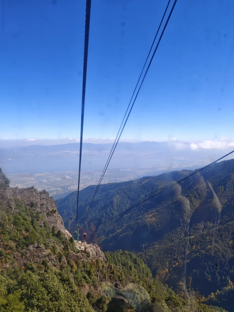 Blick auf die Seilbahnstrecke