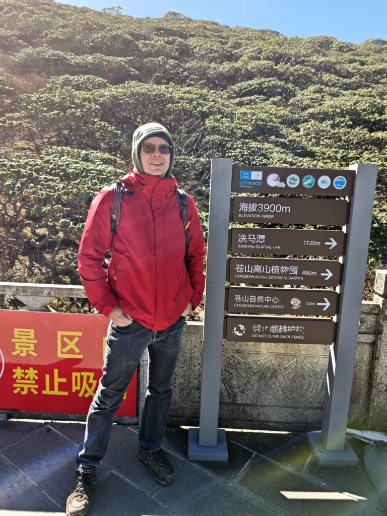 Stefan an einen Wegweiser