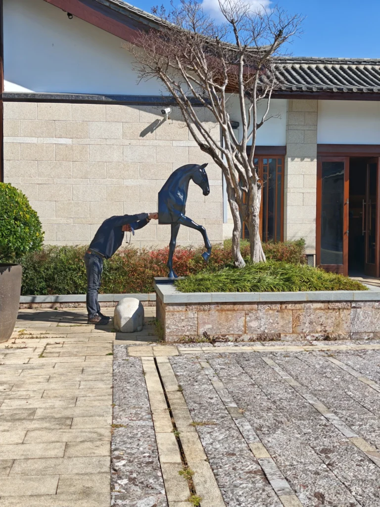 Stefan ergänzt den Rücken des Pferdes