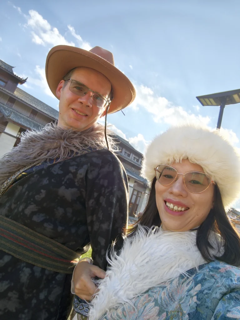 Rong und Stefan in örtlicher traditioneller Kleidung