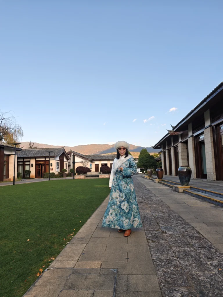 Rong in der Hotelanlage in örtlicher traditioneller Kleidung