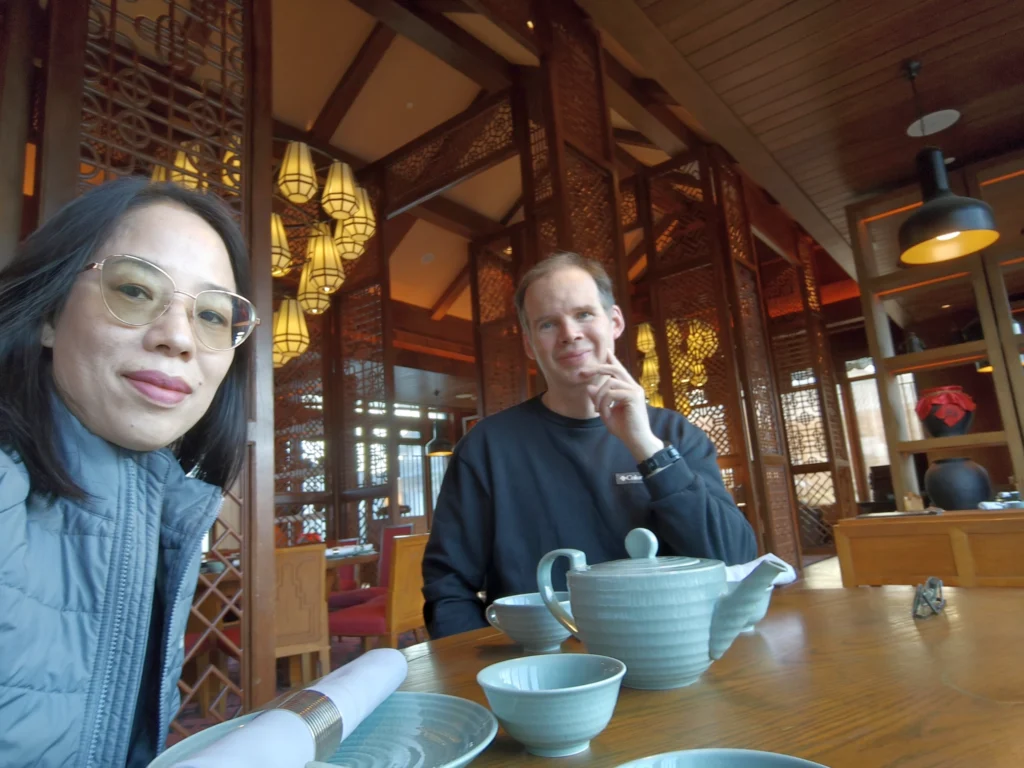 Rong und Stefan im Hotelrestaurant, warten auf das Abendessen (Peking-Ente)