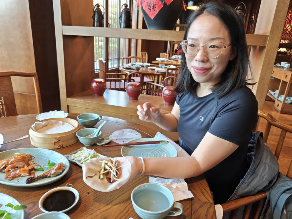 Rong zeigt Stefan, wie er die Peking-Ente zu essen hat.