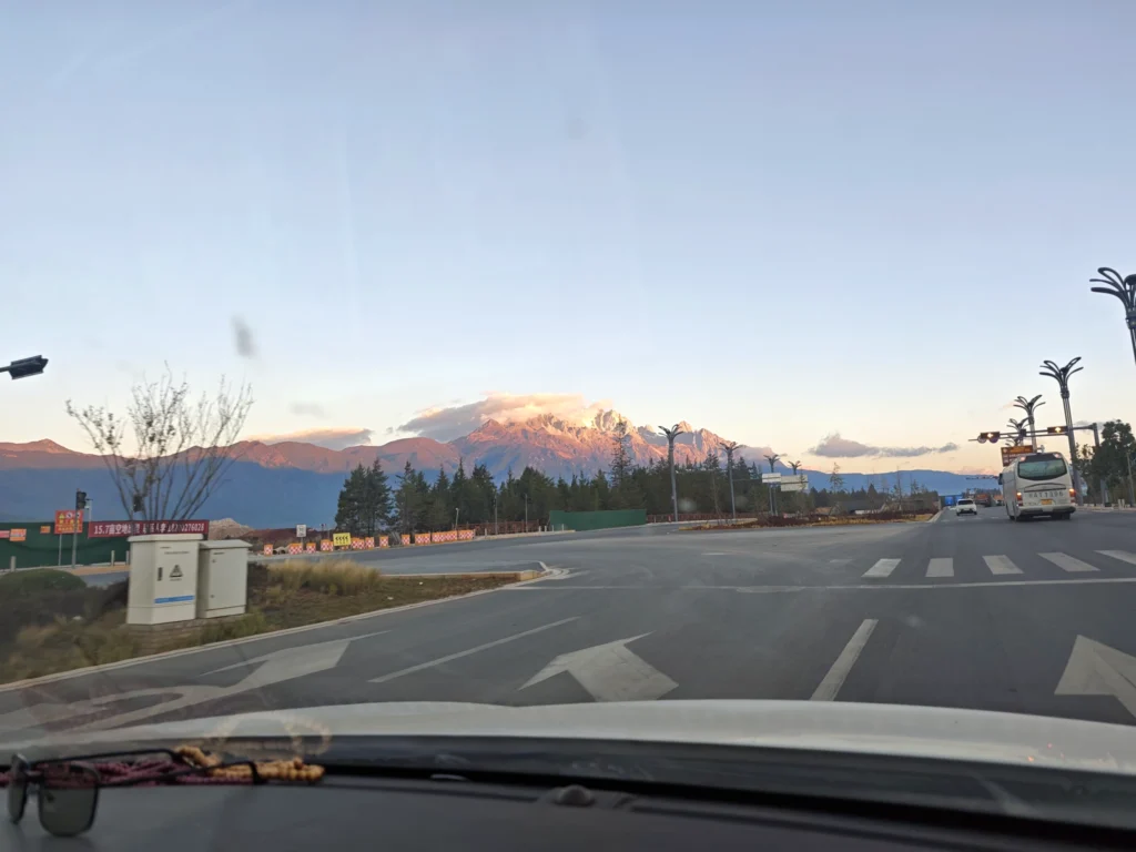 Blick aus dem Taxi auf den Schneeberg kurz bevor Sonnenaufgang