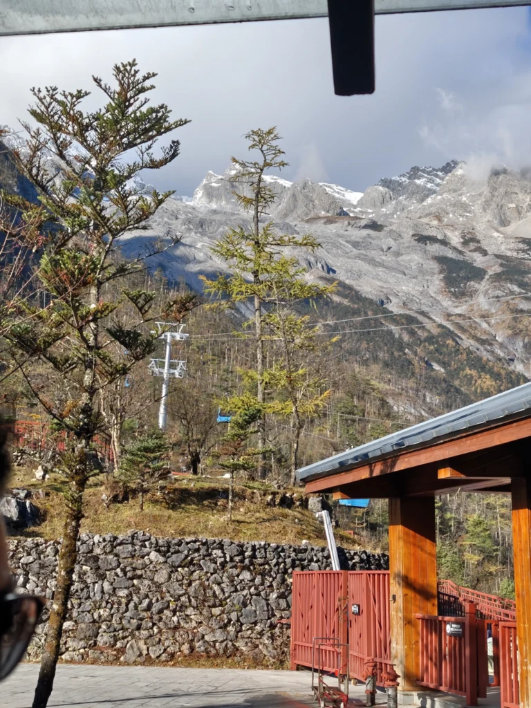 Blick von der unteren Seilbahnstation auf den Schneeberg