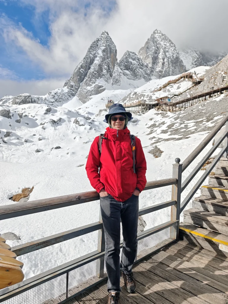 Stefan mit Schneegipfel im Hintergrund